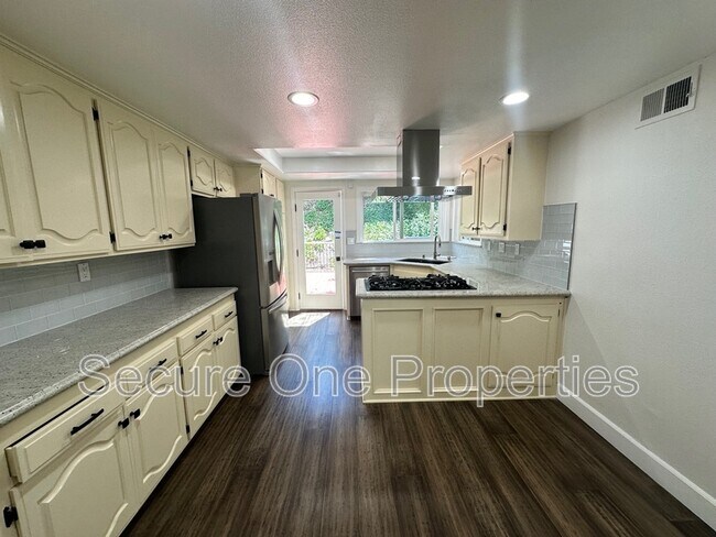 Building Photo - 4671 Club View Dr