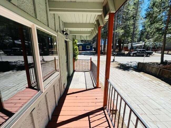 Building Photo - Pet friendly 1 bedroom unit with washer/dr...