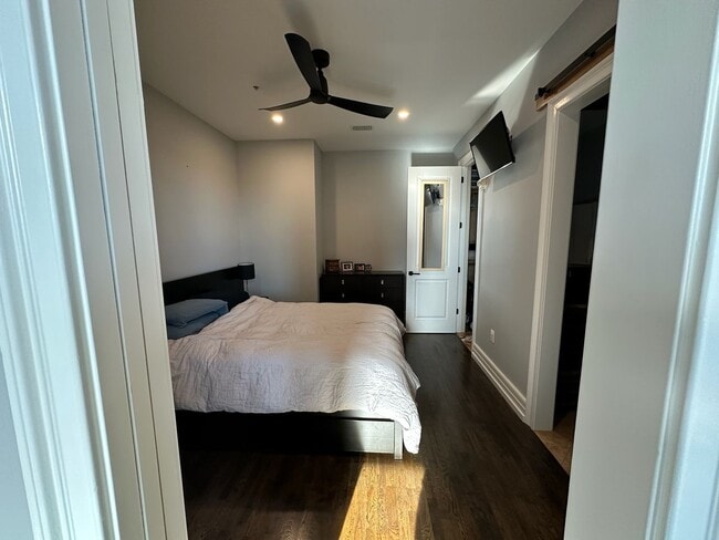 Building Photo - Beautiful 1 Bedroom 1.5 Bath Condo in down...