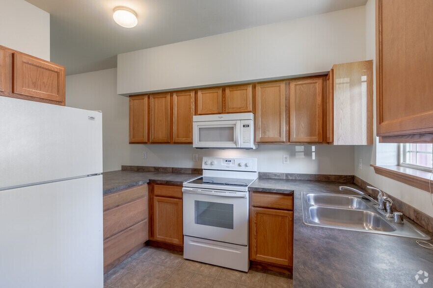 3BR, 2BA - 1350SF - Kitchen - Briarwood Apartments