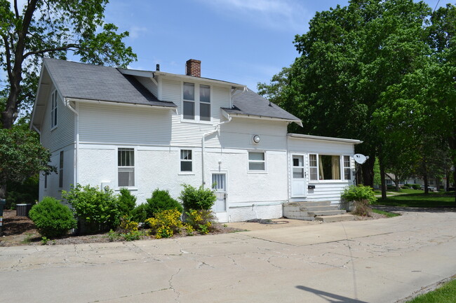 Building Photo - 4 Bedroom House Available August 1st, 2026