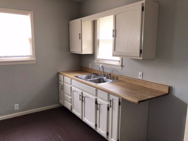 Building Photo - Nice 3 bedroom one bath in the southend