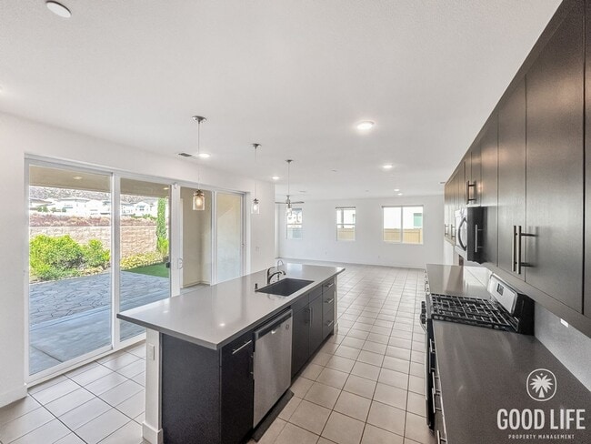 Building Photo - Gorgeous 4B/3BA house w/ large backyard & ...