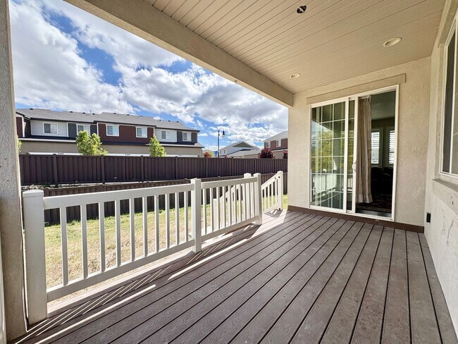 Building Photo - 3 Bed, 2.5 Bath Lakeview Home (Upper Unit) with Private Yard in Quiet Neighborhood!
