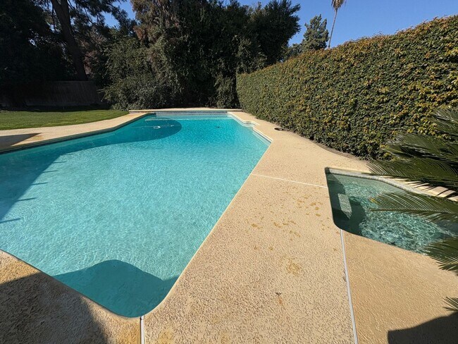 Building Photo - NW Visalia Home Near Country Club coming soon!