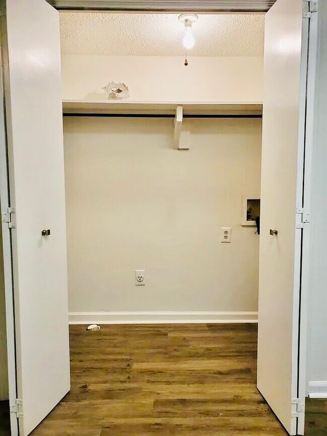 Building Photo - Updated Two Bedroom Townhome