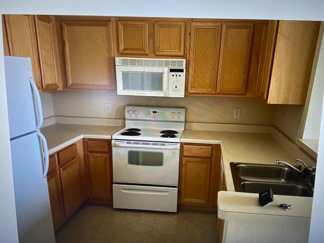 Building Photo - 4110 S Lake Dr
