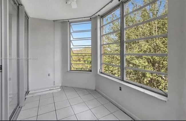 Building Photo - 1301 NE 191st St