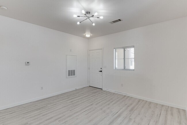 Building Photo - Charming 2-Bed/2-Bath Condo with Dual Mast...