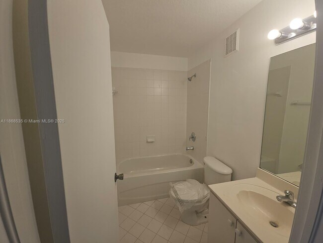 Building Photo - 1241 SE 29th St