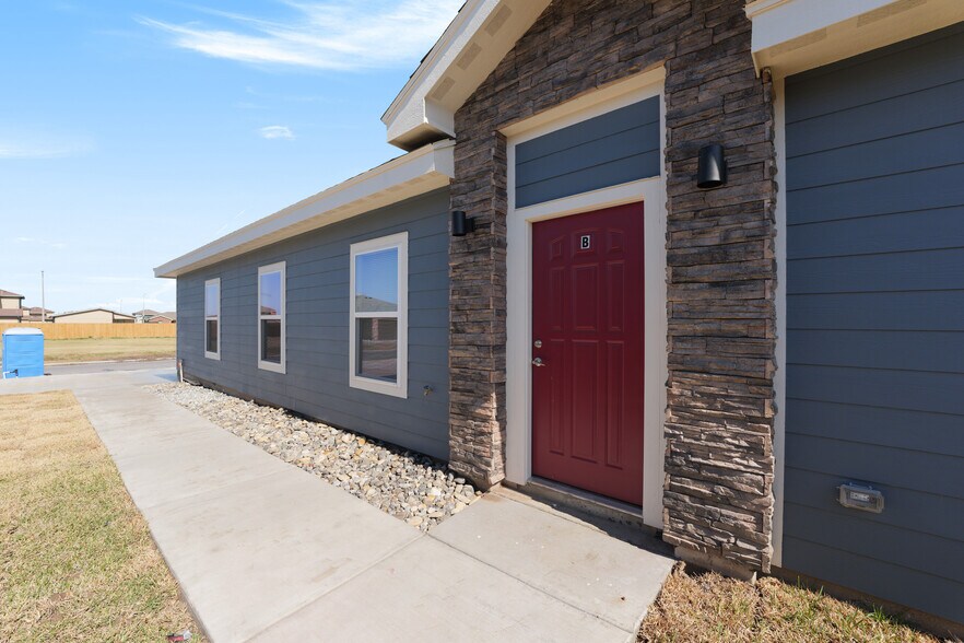 Building Photo - 2328 Summit Rd