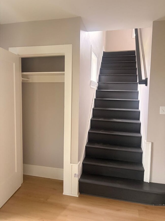 Building Photo - Newly Updated 2-Bedroom, 1 bath | Modern Finishes | $1,250/Month