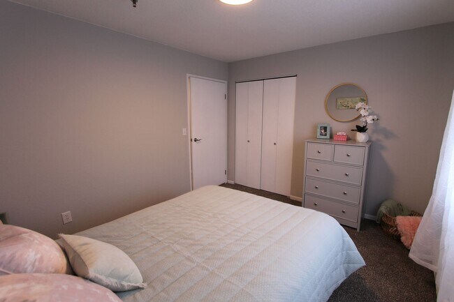 Building Photo - Spacious first floor one bedroom with mode...