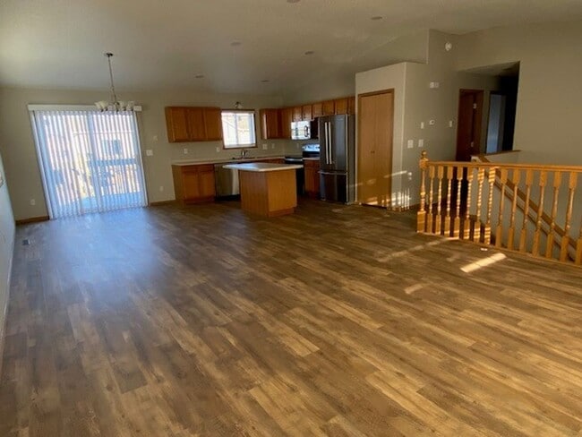 Building Photo - Comfortable 4 Bedroom with Garage & Fenced Yard for Rent!