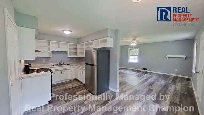 Building Photo - Charming 2 BD/1 BA Bungalow with Fenced Ba...