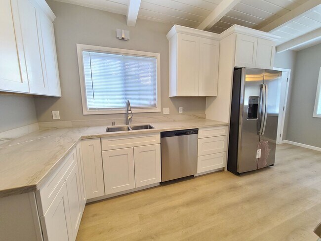 Building Photo - Gregory