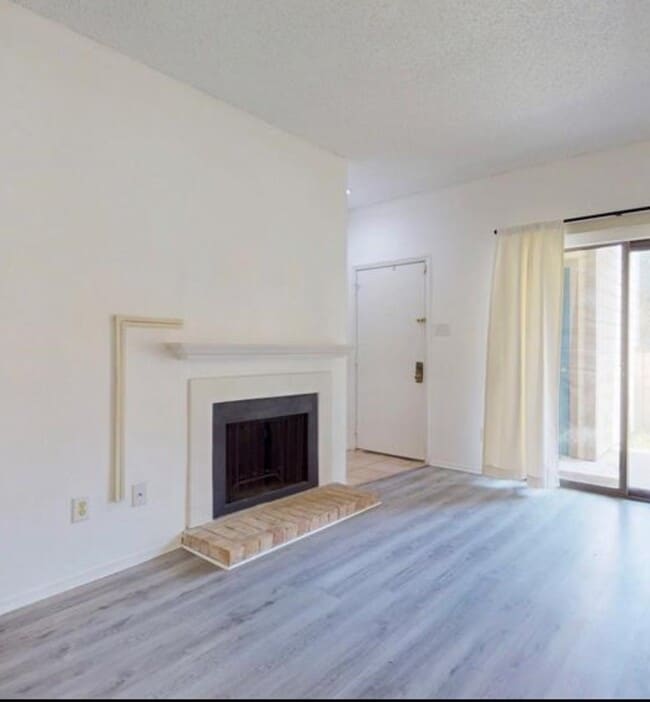 Building Photo - 7031 N Holiday Dr