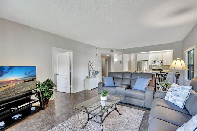 Building Photo - 300 Uno Lago Dr
