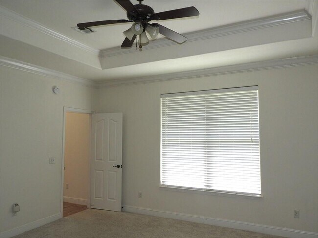 Building Photo - 3804 SW Kestrel Dr