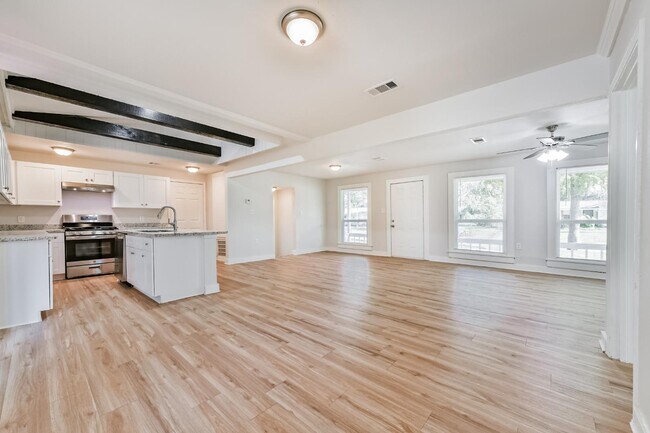 Building Photo - 706 Azalea St