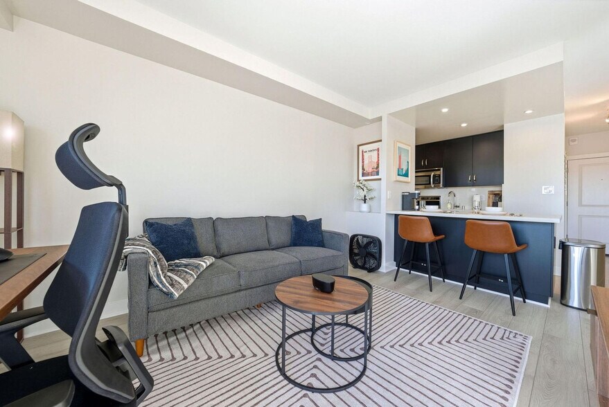 Building Photo - 899 Pine St