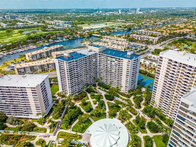 Building Photo - 2500 Parkview Dr