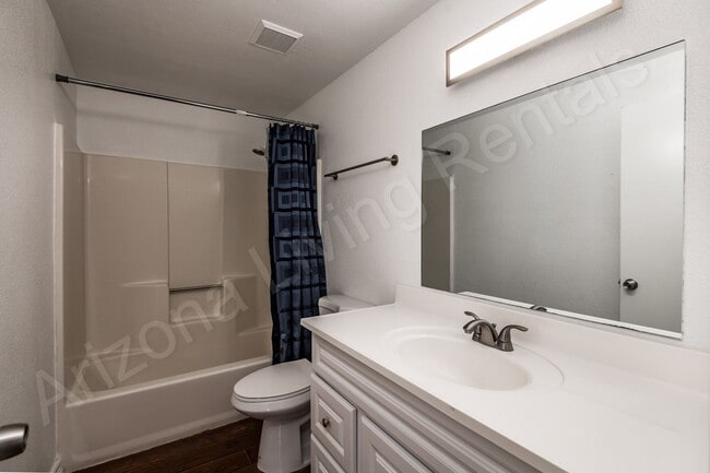 Building Photo - LARGE FENCED YARD WITH DETACHED GARAGE