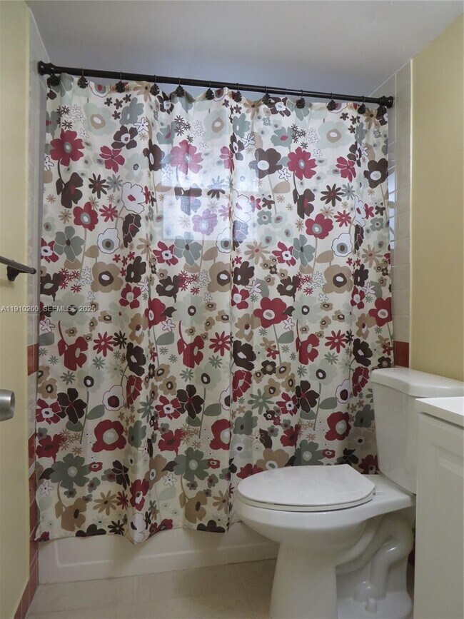 Building Photo - 220 SW 9th Ave