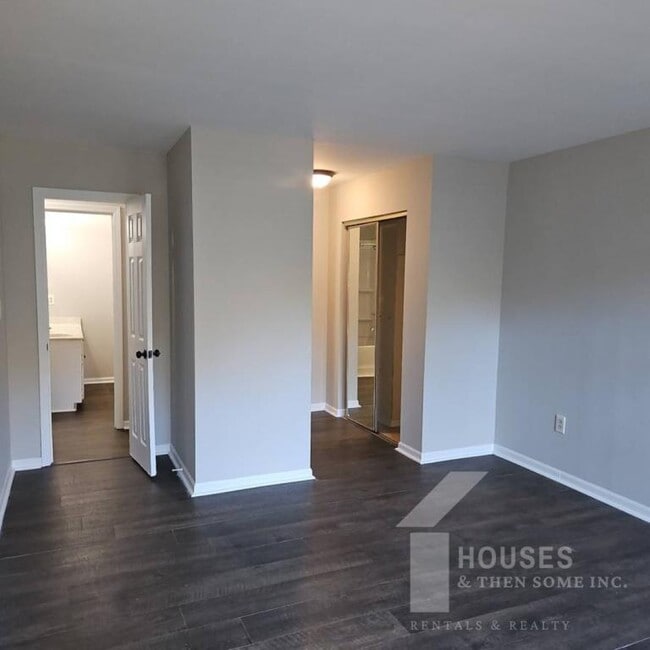 Building Photo - 28 Shore Dr