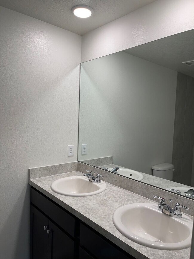 Building Photo - Like new 3/2/2 with screened in porch! Located close to the beach, shopping, parks and so much mo...