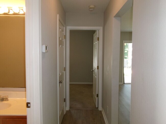 Building Photo - 3 bedroom, 2 bath home in the Inverness Co...