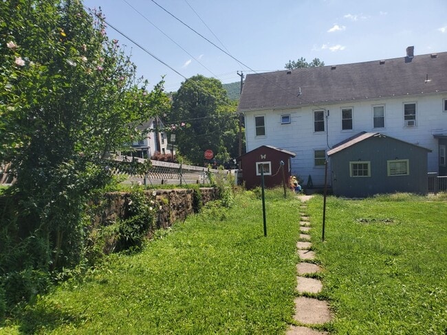 Building Photo - 2 bedroom 1 bathroom