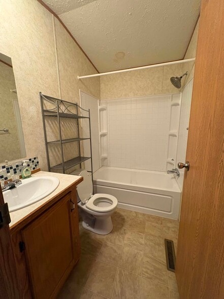 Building Photo - 443 Valley View Ln