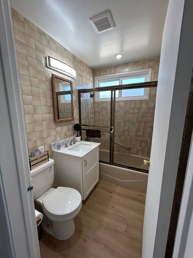Building Photo - Beautiful 3 Bedroom 2 Bath !!