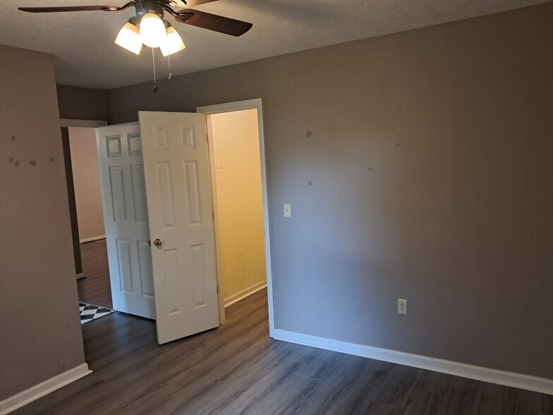 Building Photo - 121 Oak Dr