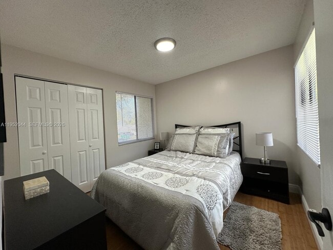 Building Photo - 8320 SW 39th Ct