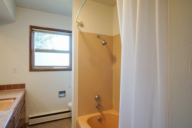 Building Photo - Large Clean Open Hillsdale apartment, Big ...