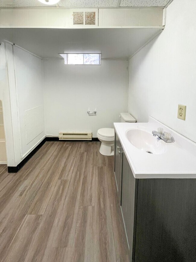 Building Photo - Preleasing for August 2026! 3 Bedroom Apar...