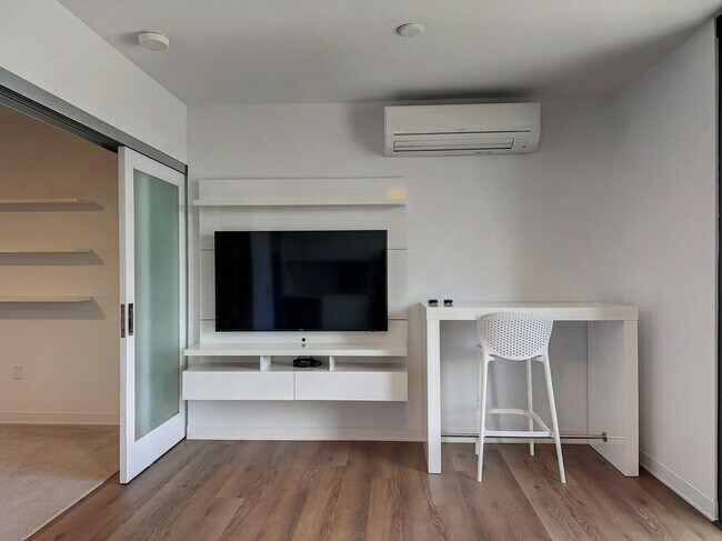 Building Photo - High Floor Kakaako 1 bedroom