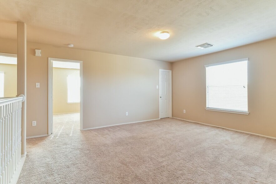Building Photo - 2527 Floral Bloom Way