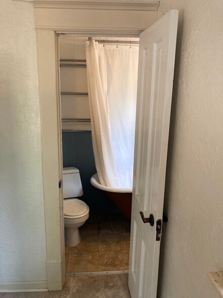 Bathroom - 120 N Chestnut St