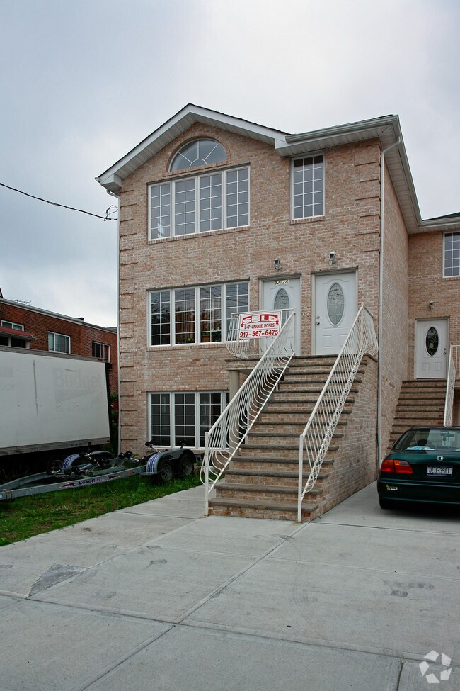 Building Photo - 92-28 195th Pl