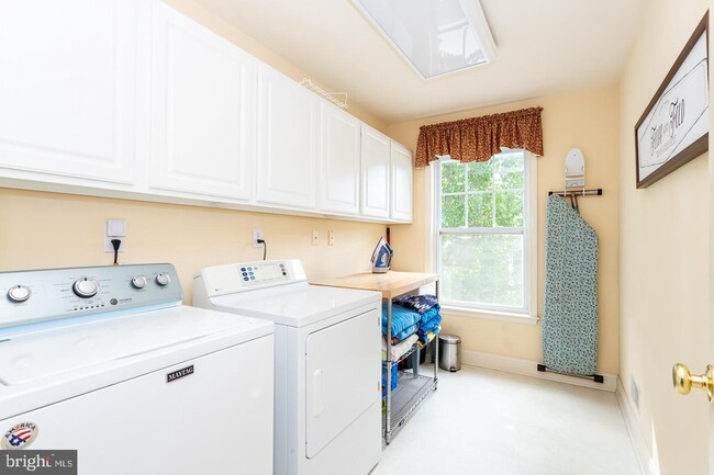 Building Photo - 102 Potters Pond Dr