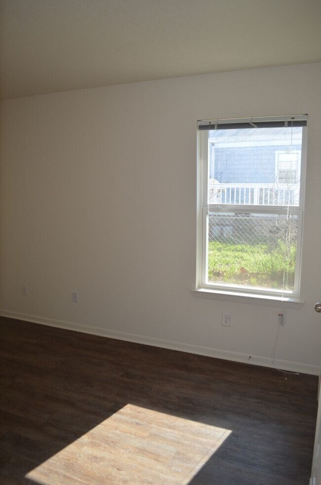 Building Photo - 400 Elbert Ln