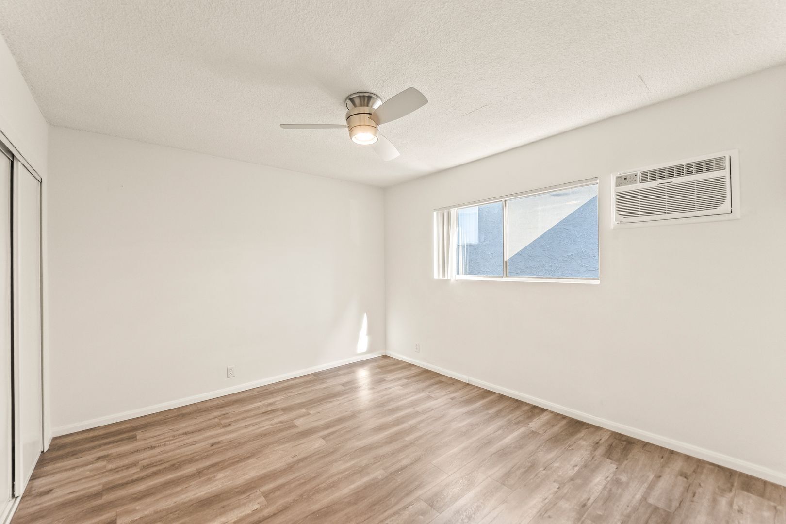 Building Photo - 714 W Knoll Dr
