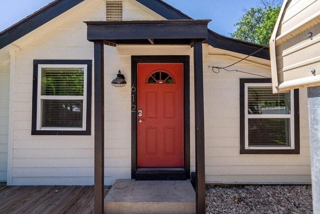 Building Photo - 612 Tanglewood Ln