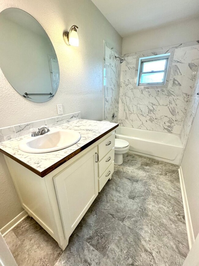 Building Photo - Charming 3-bedroom, 2-bath home on a corne...