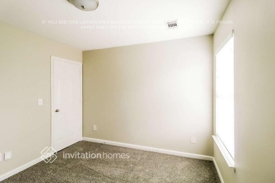 Building Photo - 2860 Englewood Dr