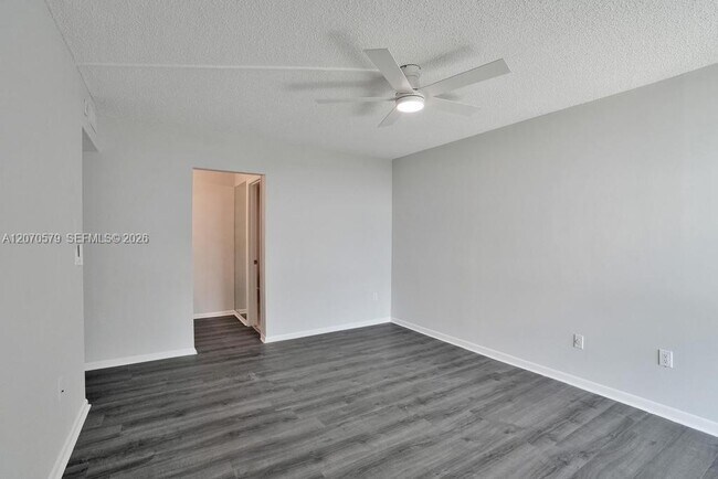 Building Photo - 1101 River Reach Dr