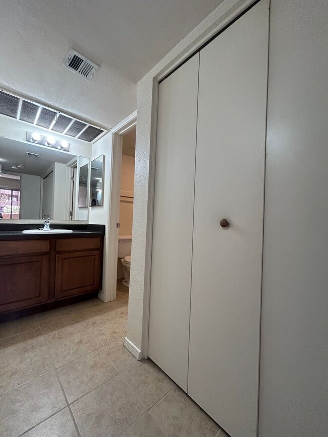 Building Photo - Casa Club Condominiums / Gorgeous 1 Bedroom Available!